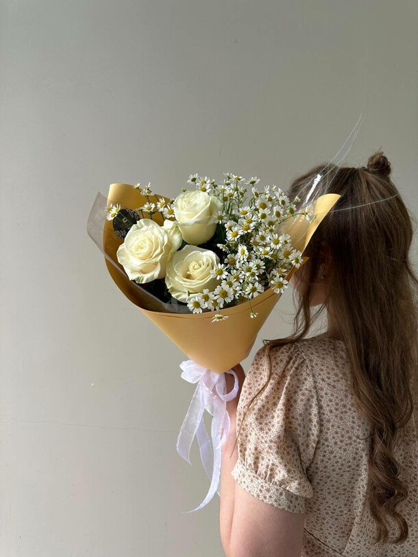 Букет с ромашками и розами ft237, артикул F1215896 - 3100 рублей, доставка по городу. Flawery - доставка цветов