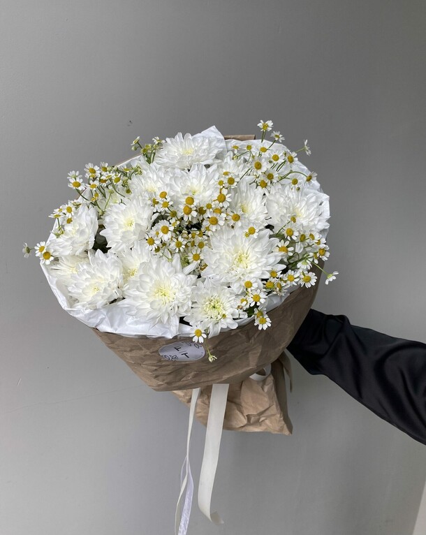 Букет из хризантем и ромашек ft225, артикул F1215899 - 3490 рублей, доставка по городу. Flawery - доставка цветов