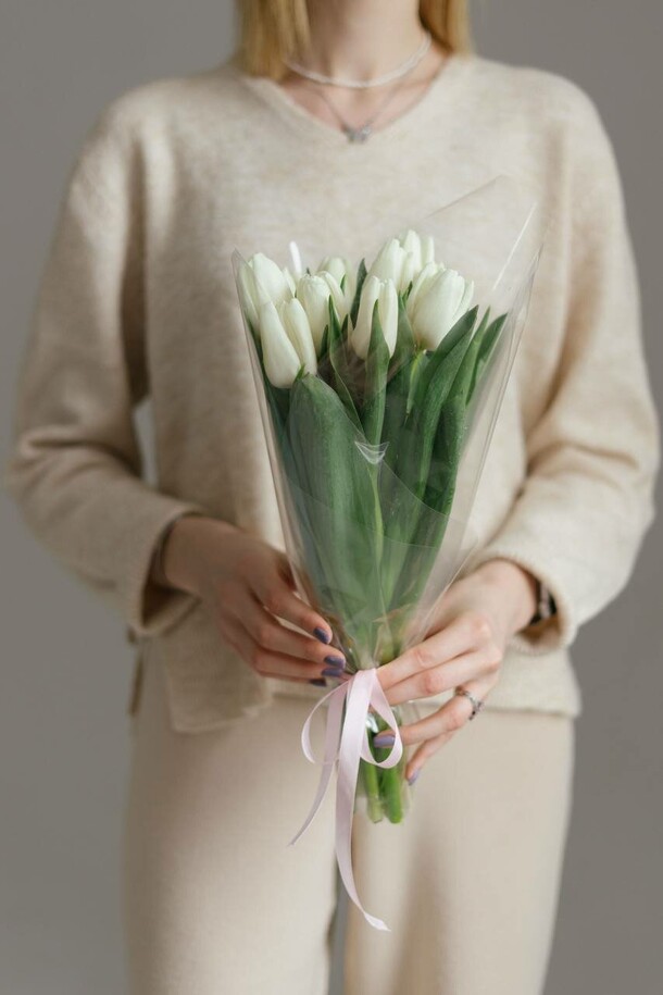 Букет из 11 белых тюльпанов ft1275, артикул F1247046 - 3500 рублей, доставка по городу. Flawery - доставка цветов