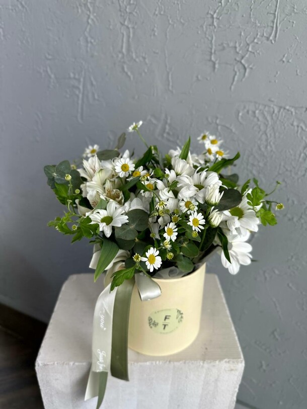 Летняя коробка с ромашкой ft238, артикул F1282552 - 2650 рублей, доставка по городу. Flawery - доставка цветов