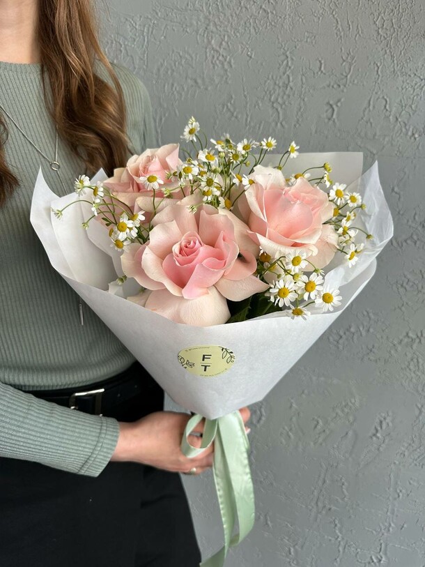 Нежный букет роз с ромашкой ft233, артикул F1290695 - 2690 рублей, доставка по городу. Flawery - доставка цветов