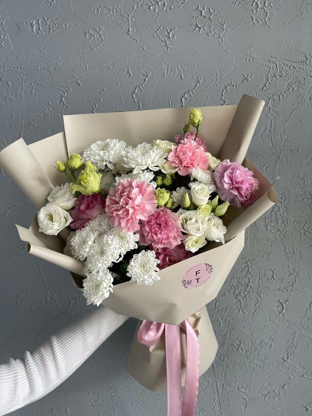 Свежий букет с эустомой ft858, артикул F1301762 - 5650 рублей, доставка по городу. Flawery - доставка цветов