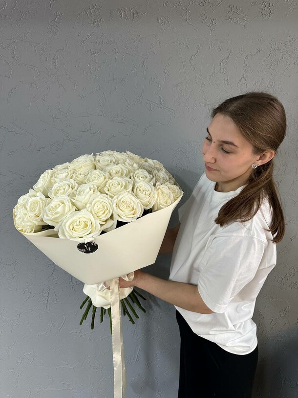 31 белая роза в упаковке ft1046, артикул F1328620 - 16700 рублей, доставка по городу. Flawery - доставка цветов