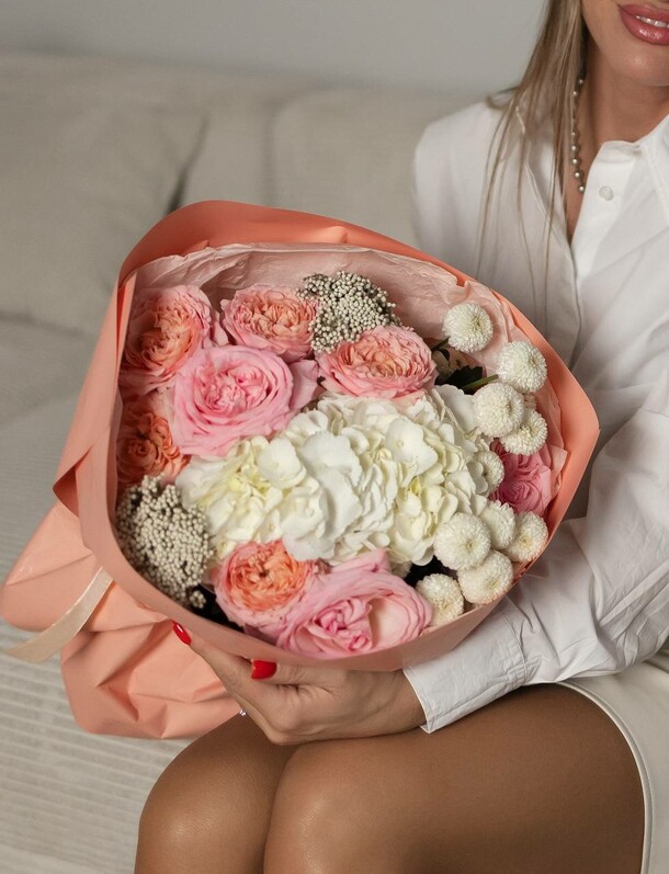 Круглый букет с гортензией ft1075, артикул F1342074 - 6400 рублей, доставка по городу. Flawery - доставка цветов