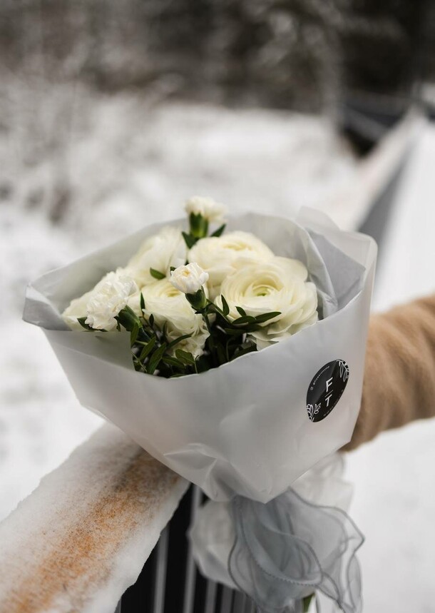 Букет из белых цветов ft1167, артикул F1352417 - 5800 рублей, доставка по городу. Flawery - доставка цветов