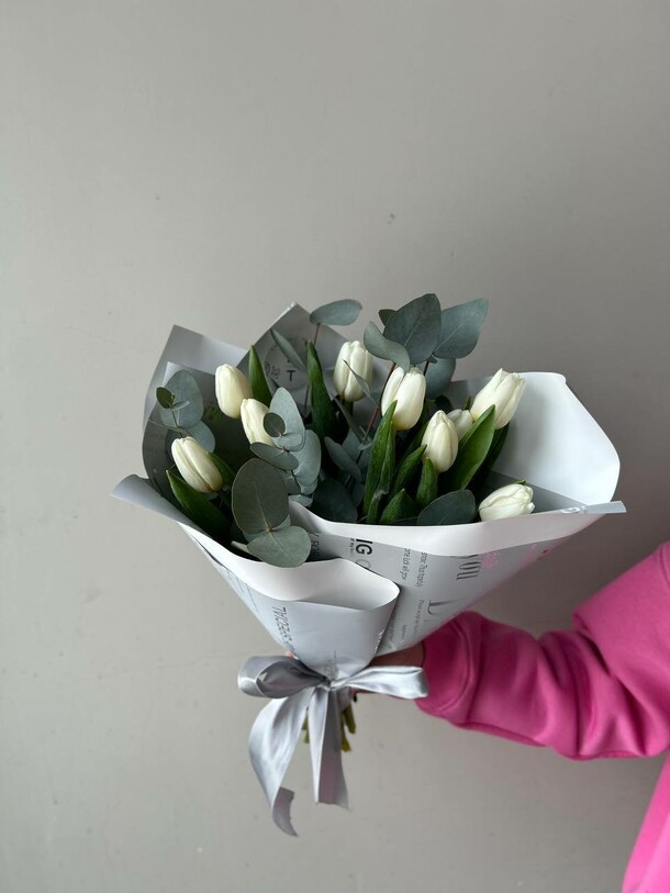 Белые тюльпаны с эвкалиптом ft1271, артикул F1372582 - 3900 рублей, доставка по городу. Flawery - доставка цветов