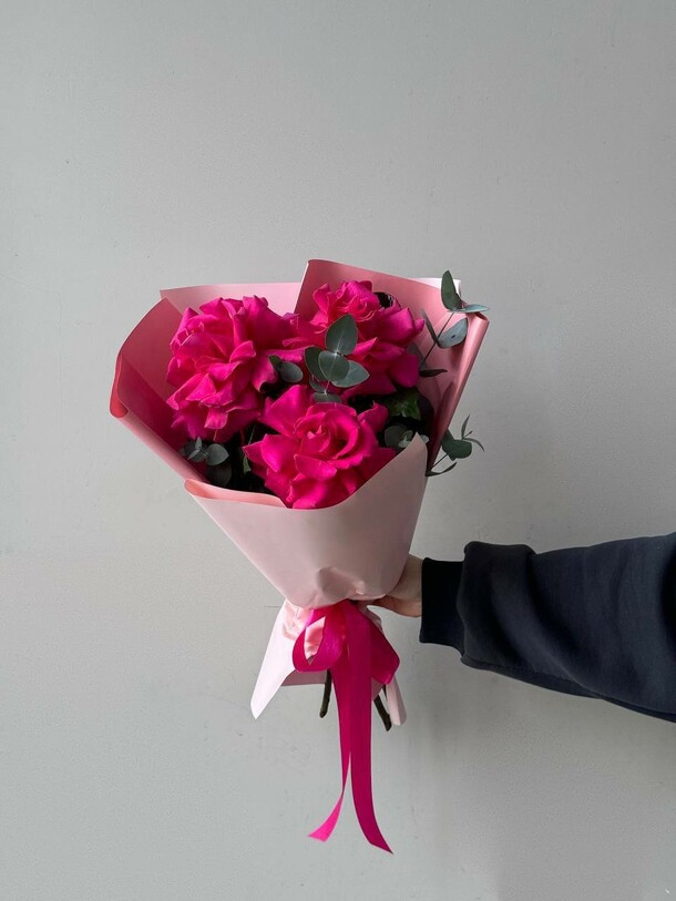 Розовый букет с розами и эвкалиптом ft1212, артикул F1372591 - 2600 рублей, доставка по городу. Flawery - доставка цветов