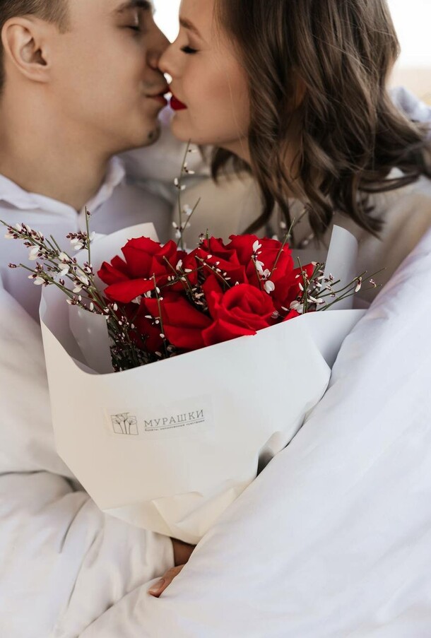 Алая французская роза с ароматной генистой ft1324, артикул F1374964 - 2550 рублей, доставка по городу. Flawery - доставка цветов