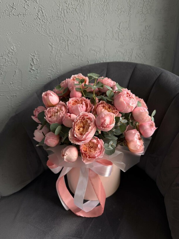 Персиковая коробка с пионовидной розой и ароматным эвкалиптом ft1391, артикул F1405823 - 7800 рублей, доставка по городу. Flawery - доставка цветов