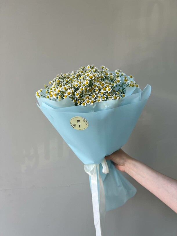 Букет из полевых ромашек в нежно - голубой упаковке ft1481, артикул F1431832 - 2100 рублей, доставка по городу. Flawery - доставка цветов