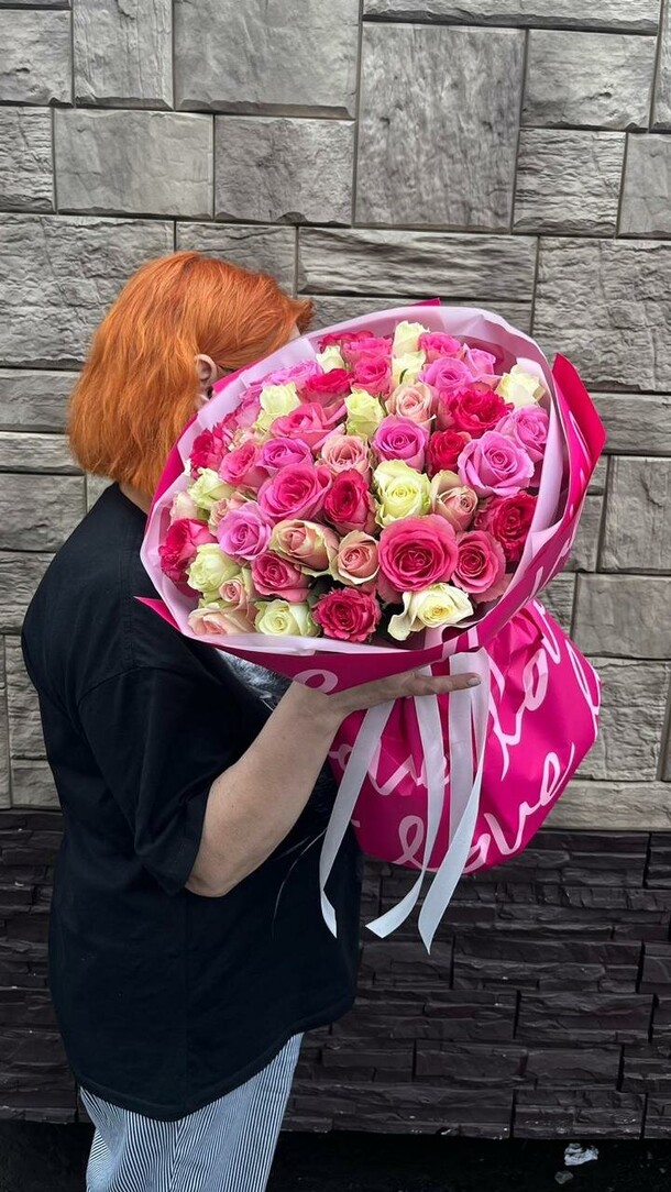 Букет из микса роз 51 штука, артикул F1350813 - 8650 рублей, доставка по городу. Flawery - доставка цветов