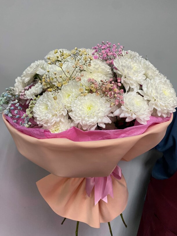 Белые хризантемы и гипсофила "романтика", артикул F1350970 - 4950 рублей, доставка по городу. Flawery - доставка цветов