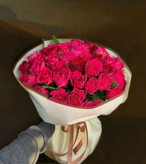 Букет роз фуксия, артикул F1351244 - 6090 рублей, доставка по городу. Flawery - доставка цветов