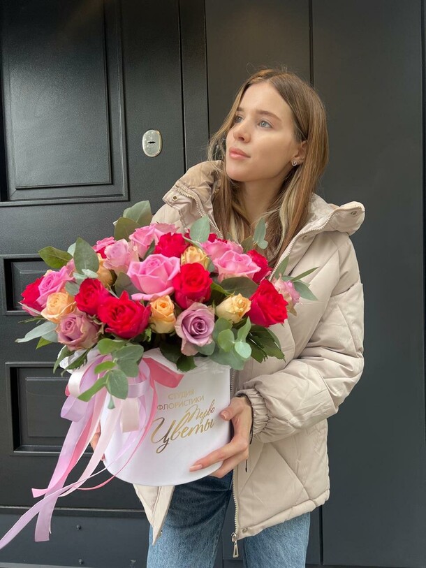 Микс роз 51 штука, артикул F1351291 - 10050 рублей, доставка по городу. Flawery - доставка цветов