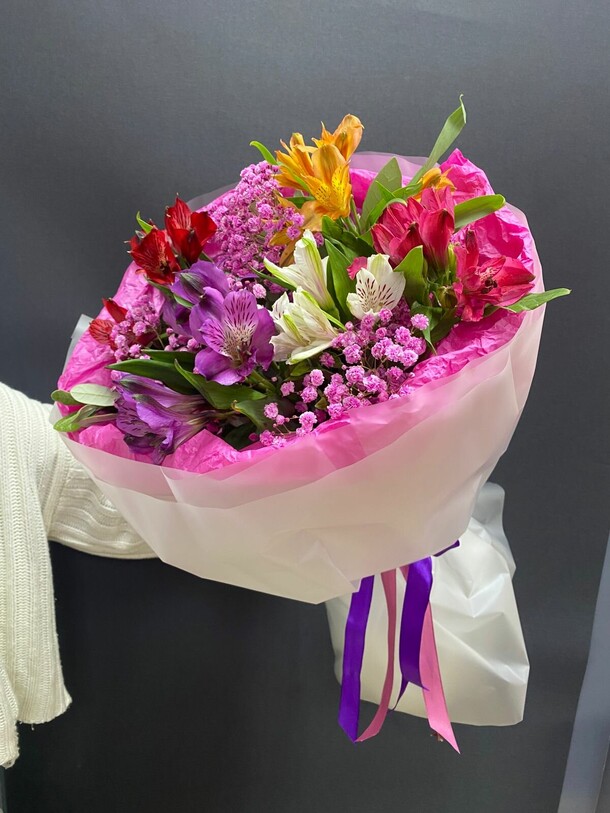 Яркий букет альстромерий, артикул F1354466 - 3450 рублей, доставка по городу. Flawery - доставка цветов