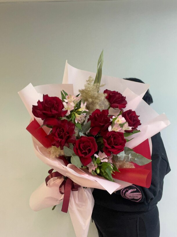 Букет красных французских роз, артикул F1357043 - 5450 рублей, доставка по городу. Flawery - доставка цветов