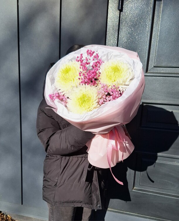 Букет из хризантем и гипсофилы, артикул F1360095 - 3500 рублей, доставка по городу. Flawery - доставка цветов