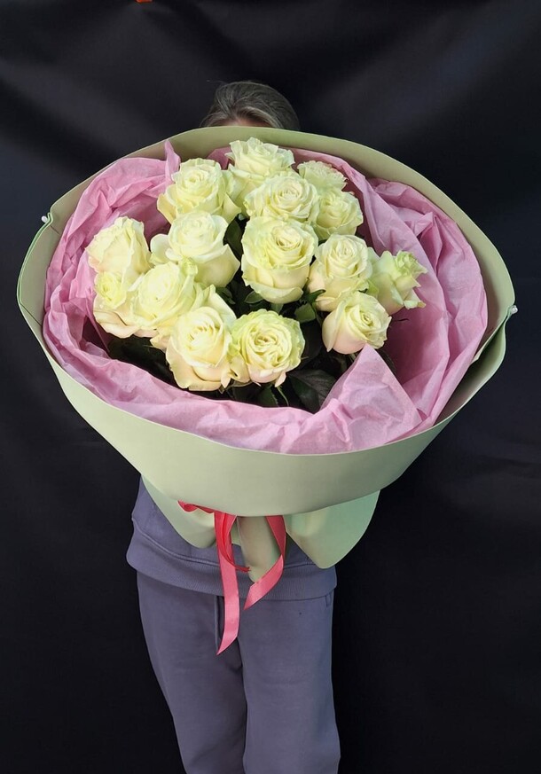 Букет белых роз, артикул F1365777 - 6490 рублей, доставка по городу. Flawery - доставка цветов