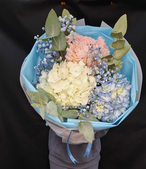 Букет гортензий и гипсофилы, артикул F1365871 - 4300 рублей, доставка по городу. Flawery - доставка цветов