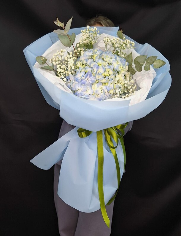 Букет из гортензии и гипсофилы, артикул F1365876 - 2490 рублей, доставка по городу. Flawery - доставка цветов