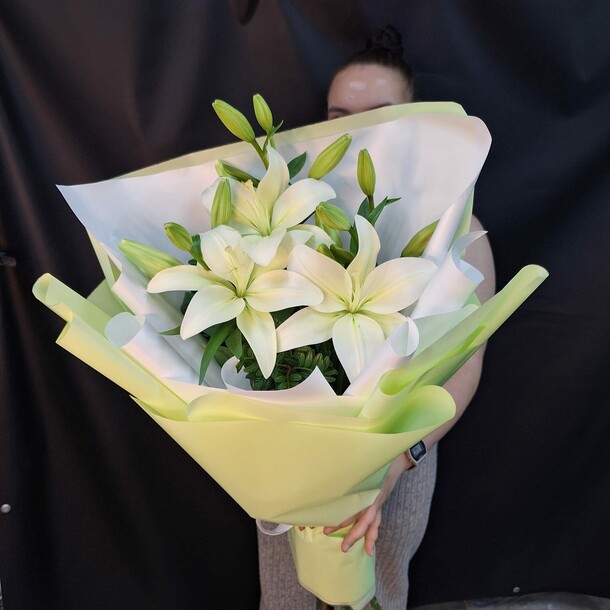 Букет из белых лилий, артикул F1434531 - 3690 рублей, доставка по городу. Flawery - доставка цветов