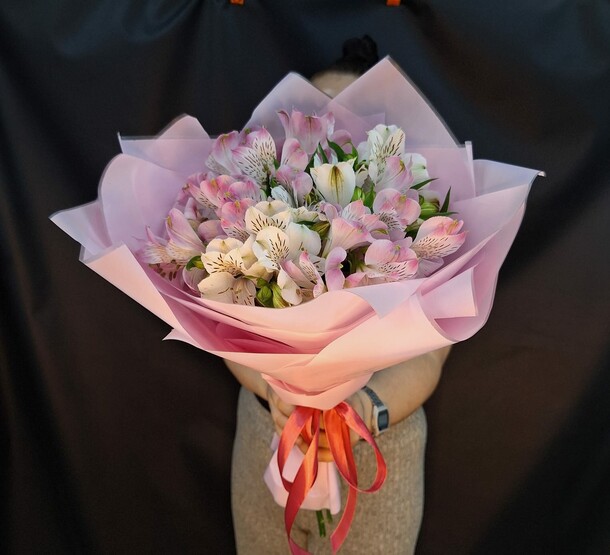 Букет альстромерий 5, артикул F1434532 - 2990 рублей, доставка по городу. Flawery - доставка цветов