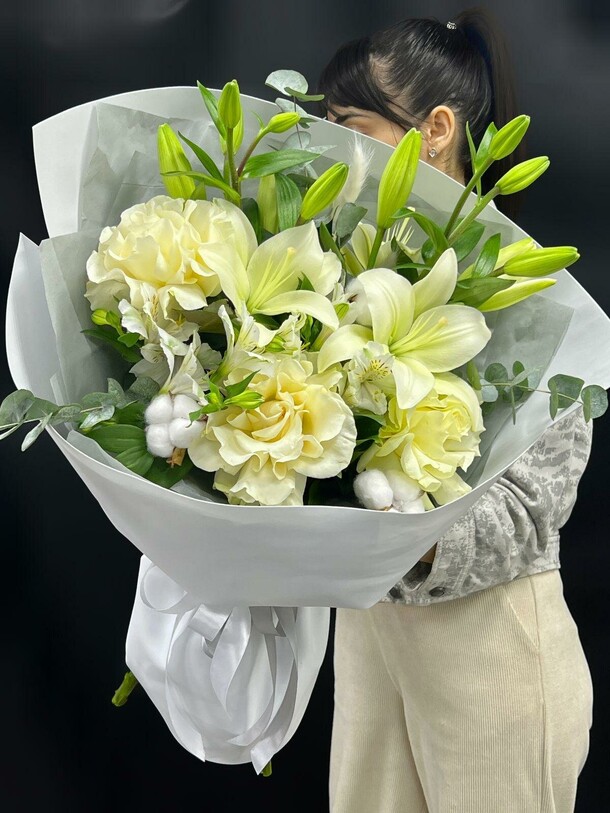 Букет лилии и роз, с альстромериями, артикул F1434547 - 6650 рублей, доставка по городу. Flawery - доставка цветов