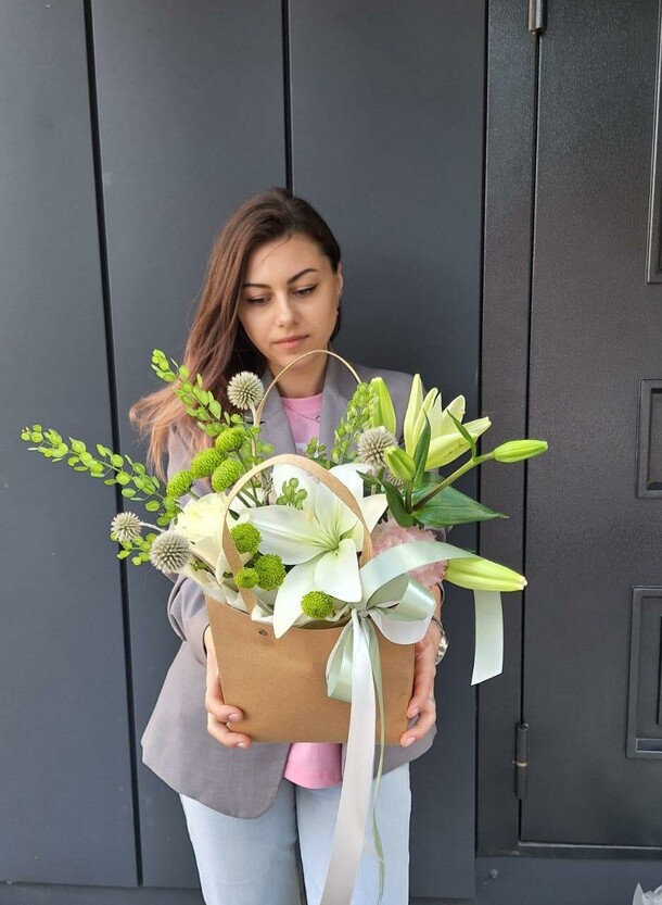 Сумка крафт с цветами, артикул F1434548 - 4100 рублей, доставка по городу. Flawery - доставка цветов