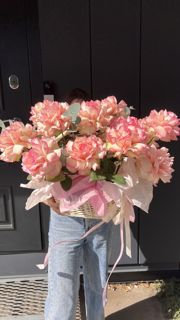 Корзина с французскими розами, артикул F1463667 - 11090 рублей, доставка по городу. Flawery - доставка цветов