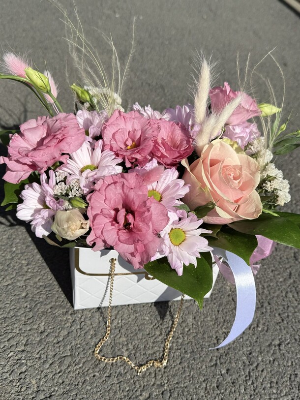 Композиция микс с эустомой, артикул F1464859 - 2850 рублей, доставка по городу. Flawery - доставка цветов