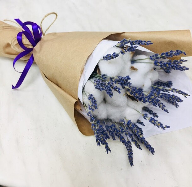 Букет с хлопком и лавандой, артикул F53874 - 1400 рублей, доставка по городу. Flawery - доставка цветов