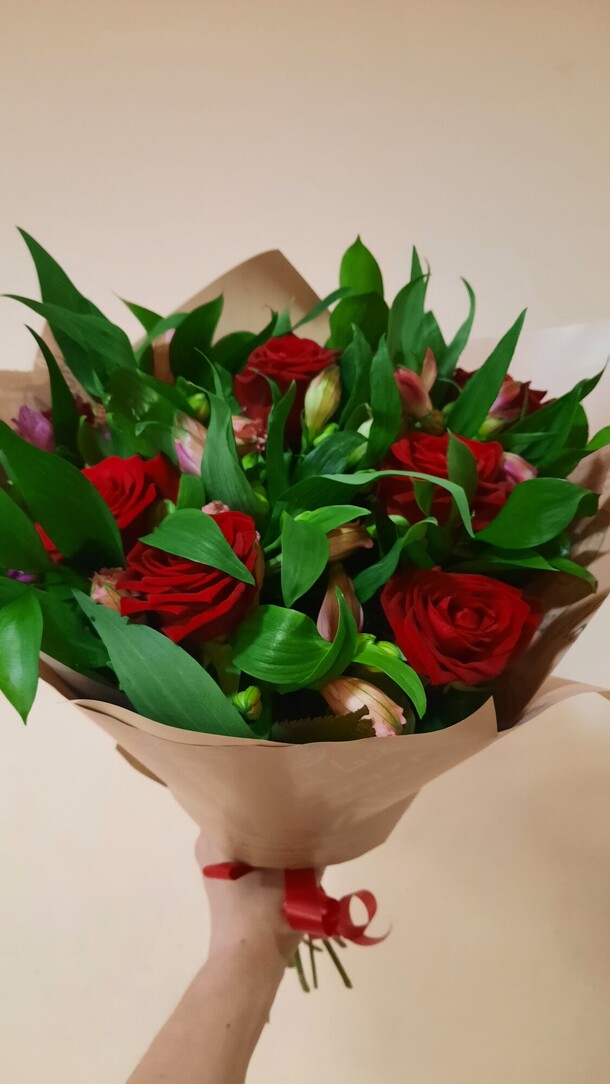 Букет из роз и альстромерии, артикул F1114797 - 2700 рублей, доставка по городу. Flawery - доставка цветов