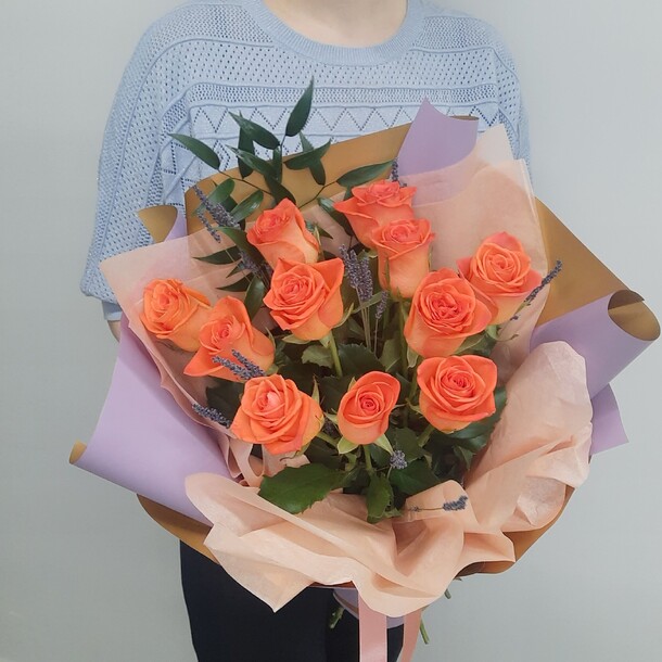 Букет из роз с лавандой, артикул F1116887 - 3290 рублей, доставка по городу. Flawery - доставка цветов