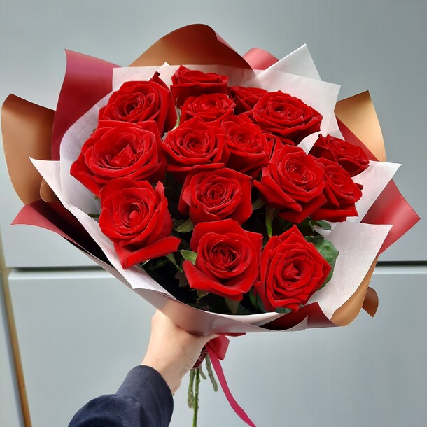 Букет из 15 роз, артикул F1150772 - 3200 рублей, доставка по городу. Flawery - доставка цветов