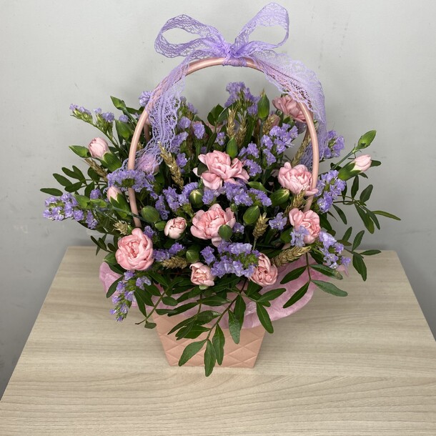 Цветы в сумочке из диантусов и статицы, артикул F1185887 - 3500 рублей, доставка по городу. Flawery - доставка цветов