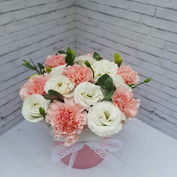 Композиция из диантуса и эустомы, артикул F1218856 - 5300 рублей, доставка по городу. Flawery - доставка цветов