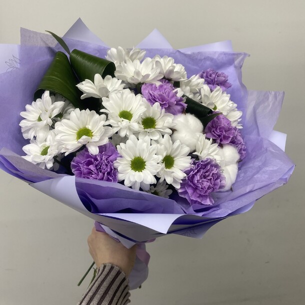 Букет из диантуса и хризантем, артикул F1244855 - 3800 рублей, доставка по городу. Flawery - доставка цветов