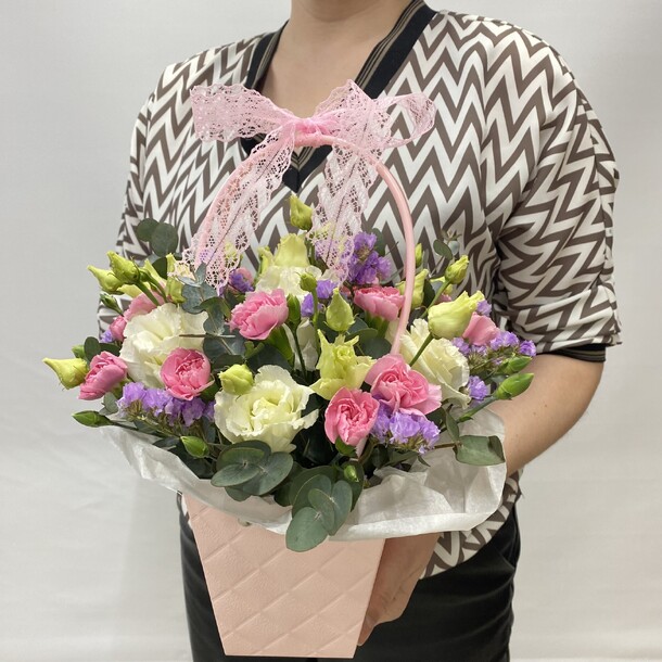 Композиция в сумочке из эустомы и диантуса, артикул F1269280 - 3500 рублей, доставка по городу. Flawery - доставка цветов