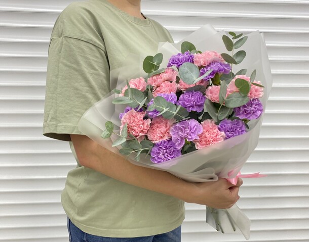 Букет из 19 диантусов с эвкалиптом, артикул F1298219 - 4200 рублей, доставка по городу. Flawery - доставка цветов