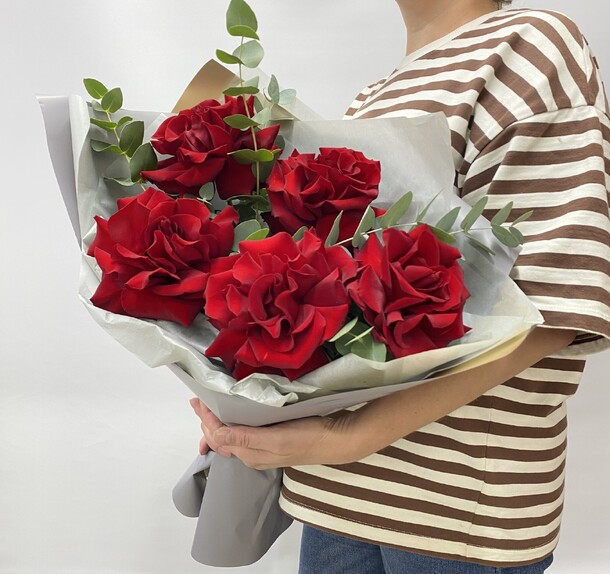 Букет из красных роз с эвкалиптом, артикул F1304354 - 3000 рублей, доставка по городу. Flawery - доставка цветов