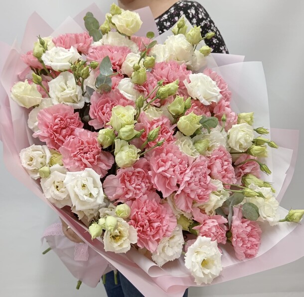 Букет из эустомы и диантусов, артикул F1304419 - 10780 рублей, доставка по городу. Flawery - доставка цветов