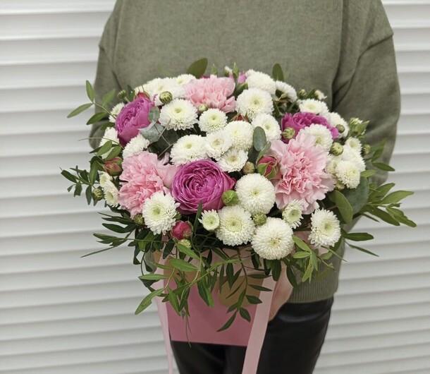 Композиция из хризантем, диантусов  розы, артикул F1337244 - 4200 рублей, доставка по городу. Flawery - доставка цветов