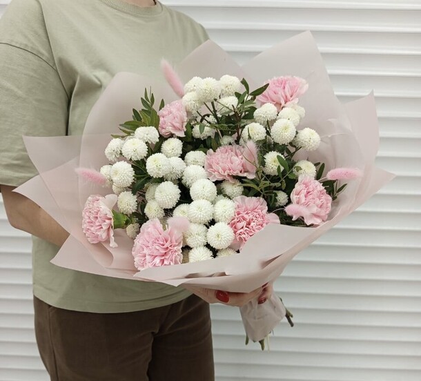 Букет из хризантем и диантусов, артикул F1369075 - 3700 рублей, доставка по городу. Flawery - доставка цветов