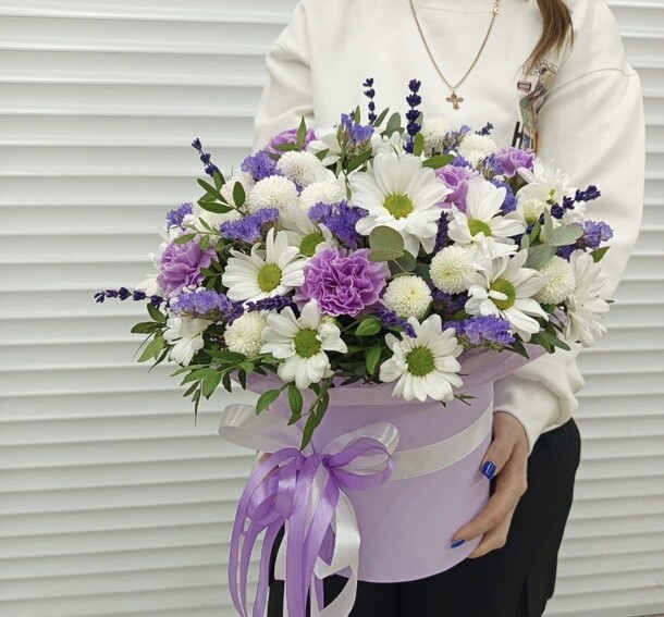 Букет из хризантем,диантуса и статицы, артикул F1387101 - 6300 рублей, доставка по городу. Flawery - доставка цветов