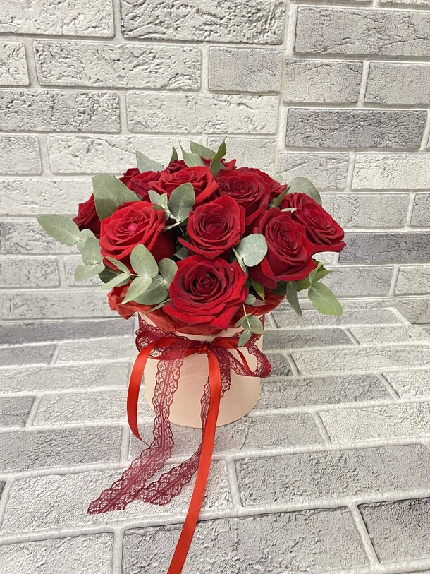 Композиция из 15 роз с эвкалиптом, артикул F1447680 - 4000 рублей, доставка по городу. Flawery - доставка цветов