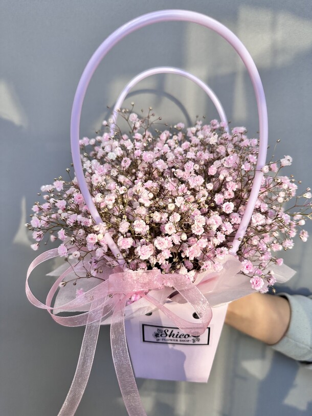 Сумочка с гипсофилой, артикул F1169938 - 2350 рублей, доставка по городу. Flawery - доставка цветов