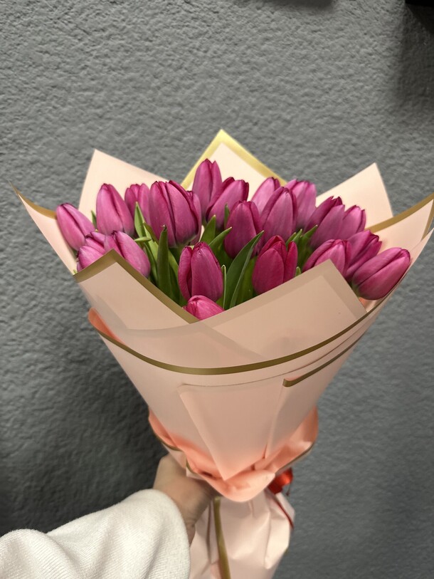 Букет из 25 тюльпанов, артикул F1176122 - 6990 рублей, доставка по городу. Flawery - доставка цветов