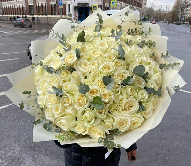 101 белая роза с эвкалиптом, артикул F1297535 - 39000 рублей, доставка по городу. Flawery - доставка цветов
