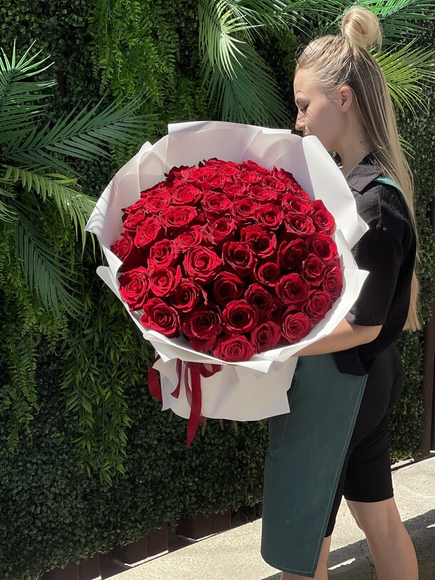 Букет из 51 красной розы, артикул F1297544 - 18590 рублей, доставка по городу. Flawery - доставка цветов