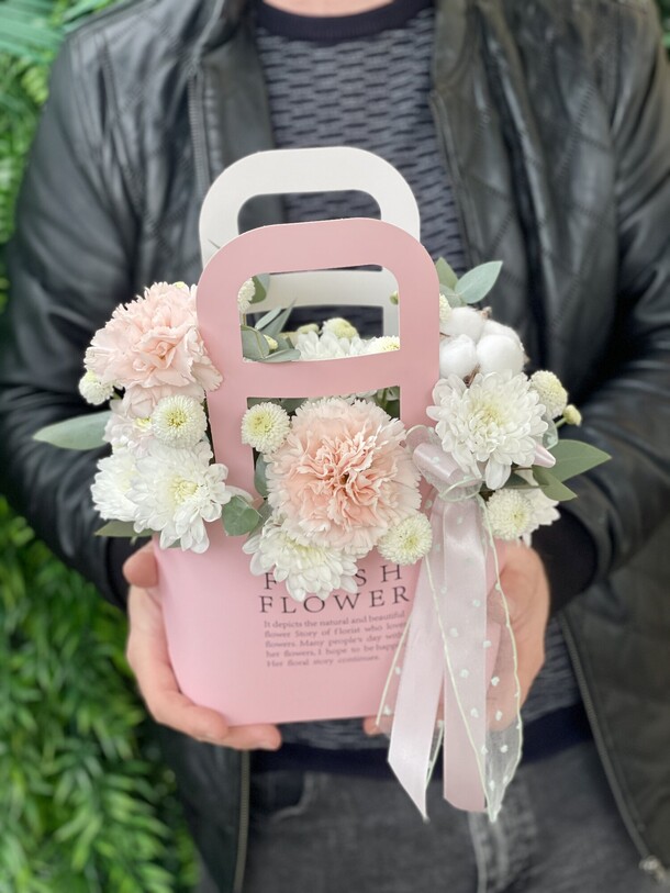 Сумочка с гвоздикой и хризантемой🌿, артикул F1479079 - 2200 рублей, доставка по городу. Flawery - доставка цветов